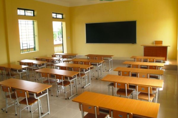 Thực trạng bàn ghế tại trường học không còn đáp ứng được thể chất của các em học sinh