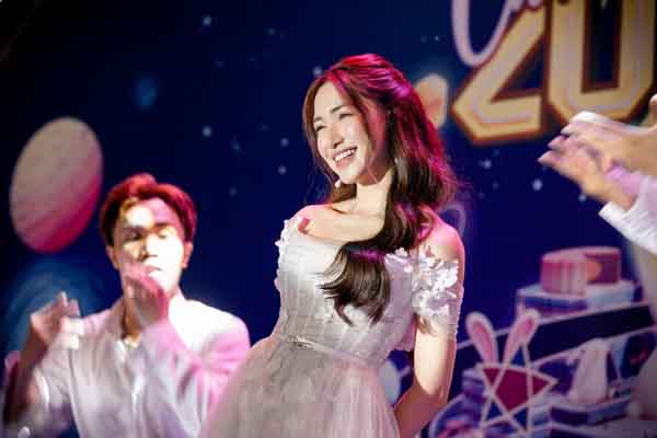 Dở khóc dở cười chuyện Hòa Minzy lần đầu livestream bán hàng