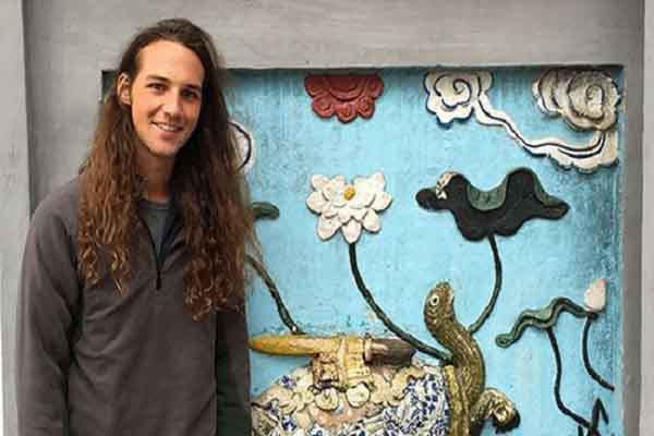 Dưới tán chò nâu Sài Gòn – Việt Nam qua góc nhìn của thi sĩ Mỹ