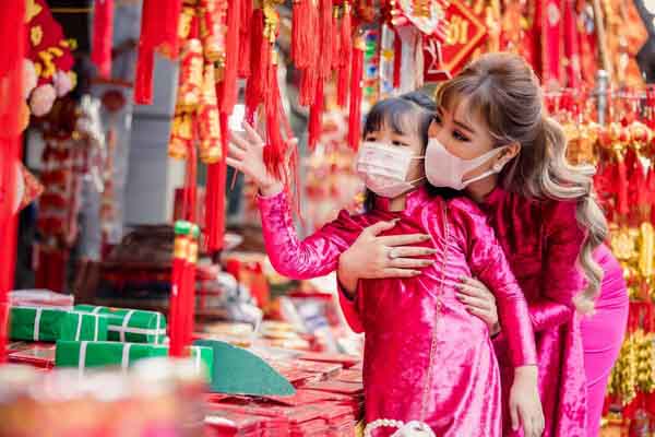 Maya cùng con gái diện áo dài đón Tết, xuống phố du Xuân