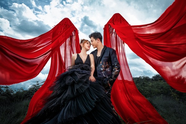 ‘Mẹ bầu’ Thu Thủy đẹp cuốn hút, quyến rũ bên chồng trẻ