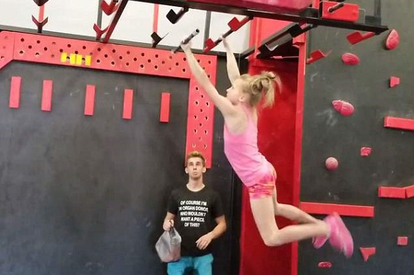 Bé gái 10 tuổi có khả năng bay nhảy như ninja