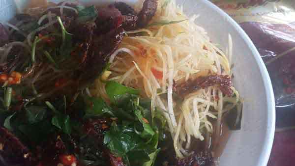 Chiều Sài Gòn bên dĩa gỏi khô bò quốc tế