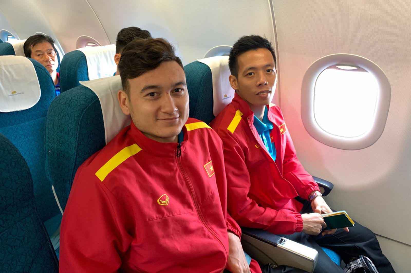 Tuyển Việt Nam lên máy bay về nước, chuẩn bị trận bán kết lượt về với Philippines