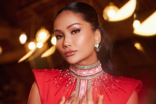 H’Hen Niê diện váy từ vải do chính tay em gái dệt