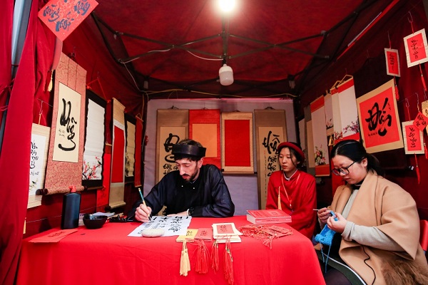 Ông đồ Tây đầu tiên lan tỏa nét đẹp văn hóa xin chữ đầu năm mới của người Việt