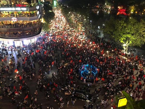 Cách một người nước ngoài nhìn Việt Nam ăn mừng chiến thắng U23