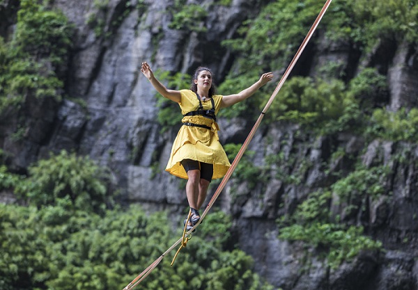 Đứng tim với màn đi giày cao gót ‘lướt’ trên dây ở độ cao 1.300m