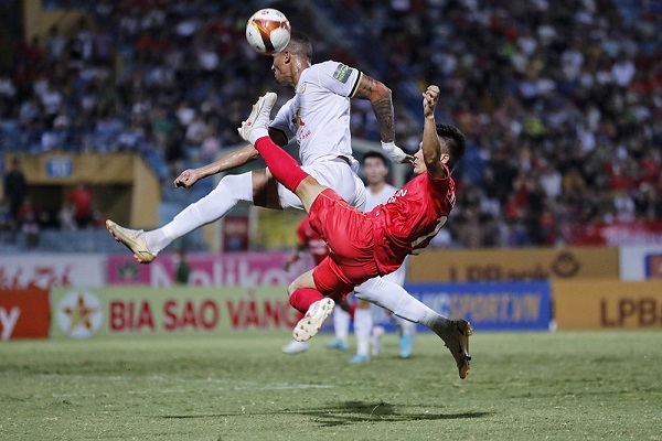 Bị cầm hòa trên sân nhà, vị trí đầu bảng của Công An Hà Nội bị lung lay