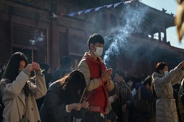 Trung Quốc: Giới trẻ đi chùa cầu may vì công việc khó khăn