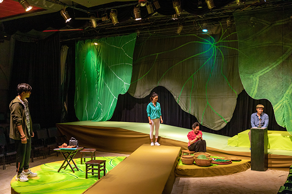 ‘Chạy’ và những nỗi đau giữa hai chiến tuyến