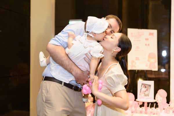 Chồng Tây cao vượt trội khi đứng cạnh bố mẹ Lan Phương