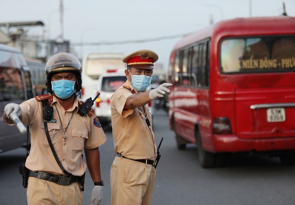 TP.HCM tạm dừng 69 trạm, chốt kiểm dịch ở cửa ngõ, CSGT phạt người không đeo khẩu trang