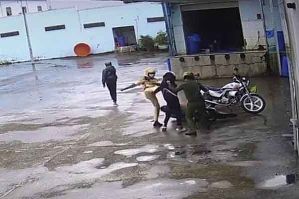 Sóc Trăng: Tạm đình chỉ 4 cảnh sát trong vụ đánh 2 học sinh trên phố