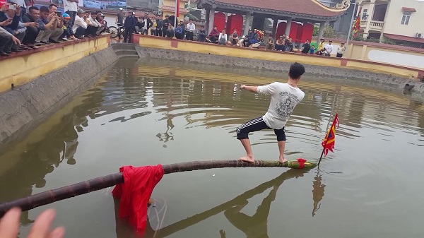 Ra xem hội đình Phương Lưu thi đi cầu Kiều