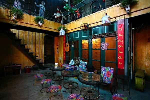 Quán cà phê khiến du khách nước ngoài mê mẩn ở Hà Nội được thiết kế từ đồ tái chế