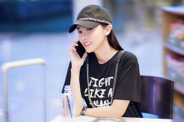 Cao Thái Hà làm gì khi ‘Bán chồng’ đang gây bão?