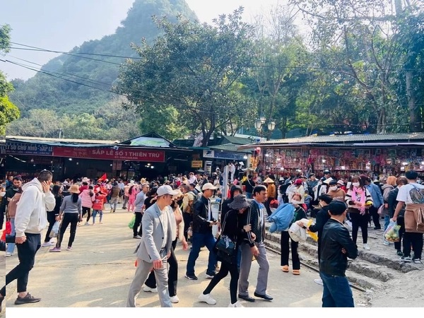 Chùa Hương đã đón hơn 8 vạn du khách dù chưa đến ngày khai hội