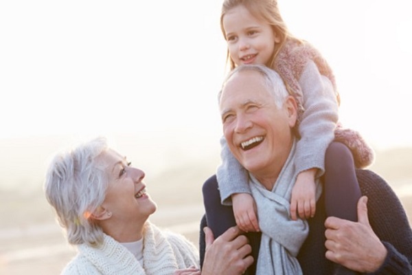 Có nên trả tiền cho ông bà khi chăm cháu?