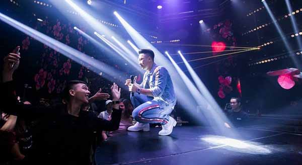 Châu Khải Phong lên tiếng chuyện vào bar, thoải mái trò chuyện nữ giới