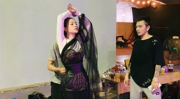 Chi Pu bầm dập tay chân, đau đớn vì bong gân khi tập luyện cùng Quang Đăng