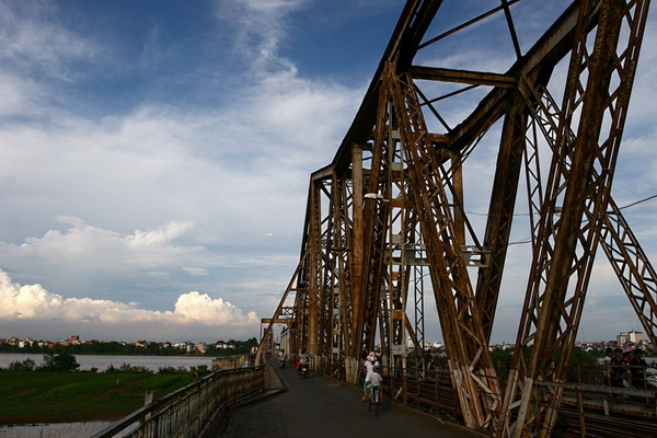 Chiều thu Long Biên