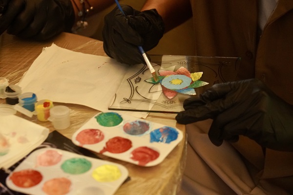 Trải nghiệm nghệ thuật tranh kiếng đa sắc màu qua workshop ‘Sắc Nam’