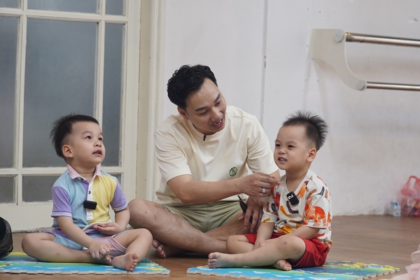 Bị con trai giận dỗi ‘ném đồ’, MC Thành Trung có cách xử lý khiến ai cũng nể