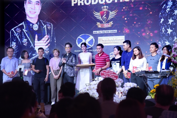 Ngọc Sơn tặng vàng phong thuỷ cho gần 50 phóng viên