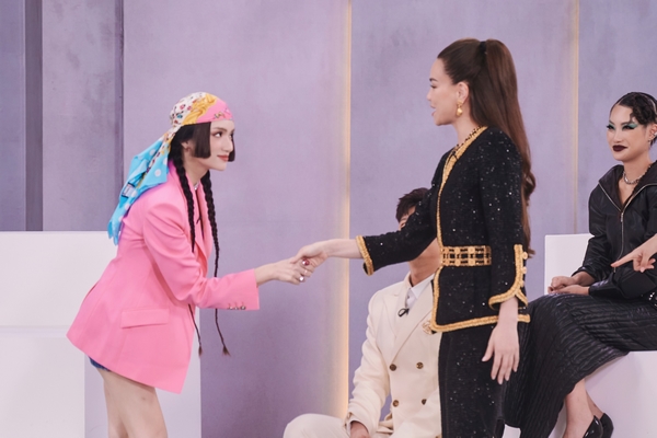 Không còn rạn nứt, Hà Hồ bắt tay Hương Giang ‘đá’ Lan Khuê ra ‘chuồng gà’