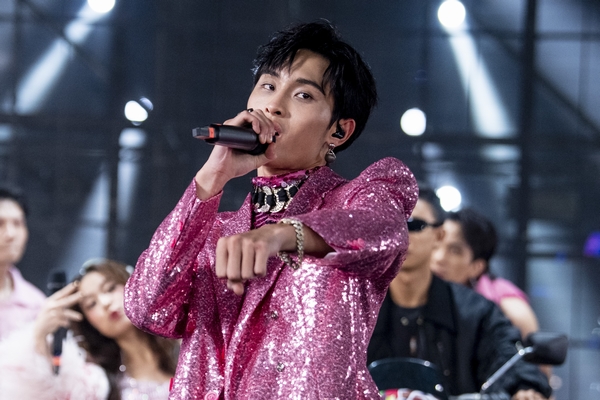 Wren Evans nghĩ gì khi trình diễn cùng Hoàng Thùy Linh?