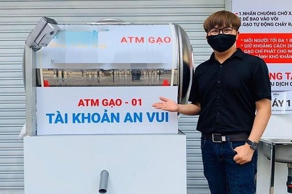 Sau Tp.HCM, MC Đại Nghĩa lắp đặt máy ‘ATM gạo’ ở Cà Mau