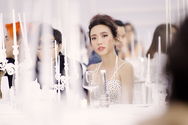 Diệu Nhi xuất hiện sang chảnh nhưng miệt mài bán khô gà trên thảm đỏ