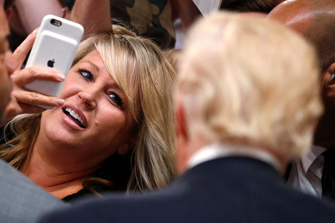 Giới chức Mỹ lo ngại cách sử dụng điện thoại của ông Donald Trump