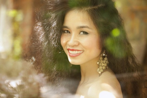 Đồng Lan mắc Covid-19 tại Pháp, khán giả và đồng nghiệp lo lắng