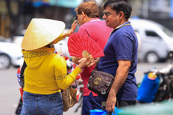 Vẫn chuyện nhiều người bán hàng rong ra giá ‘trên trời’ với khách du lịch