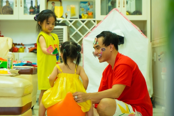 Lê Dương Bảo Lâm và ‘1001 cách’ chơi cùng con