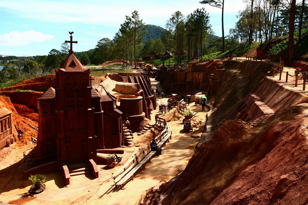 Đường hầm điêu khắc Đà Lạt thu hút nhiều người ghé thăm