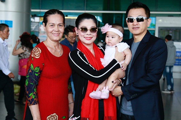 Ca sĩ Thanh Thảo đưa con về Việt Nam ăn Tết