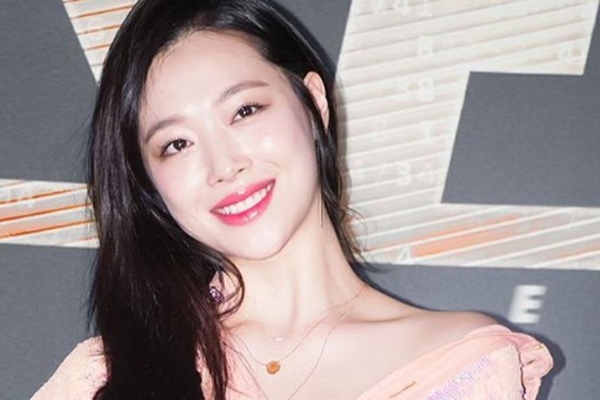 Nữ ca sĩ thần tượng Sulli qua đời ở tuổi 25, nghi do tự tử