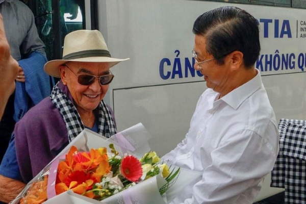 Ông chủ đội bóng Tottenham trở lại thăm Cần Thơ