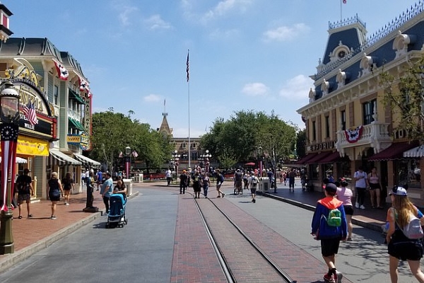 Công viên Disneyland vắng tanh như ‘thị trấn ma’