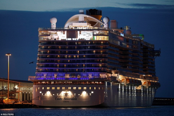 Du thuyền bị cách ly vì khách Trung Quốc nghi nhiễm virus corona