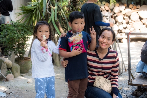 Hạnh Thuý bật khóc trong ngày tốt nghiệp đạo diễn