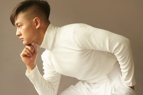 Ca sĩ Đức Tuấn tặng “Hoa trinh nữ” cho một nửa thế giới