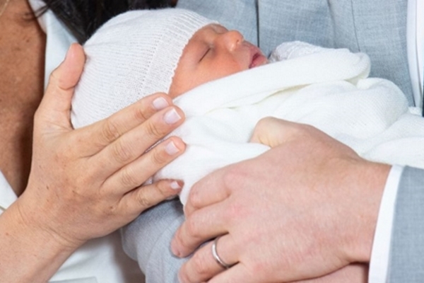 Con trai hoàng tử Anh là “thường dân”