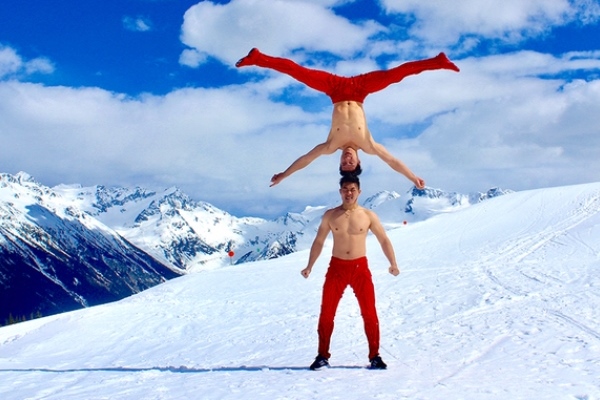 Anh em “Hoàng tử xiếc” biểu diễn chồng đầu trên núi tuyết -10 độ C