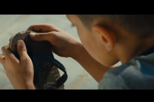 Nếu bị rớt 1 chiếc giày, bạn sẽ làm gì với chiếc còn lại?