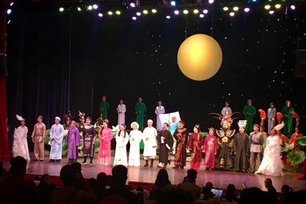 Nhạc kịch Tiên Nga châm biếm việc sửa điểm thi và quấy rối trong thang máy