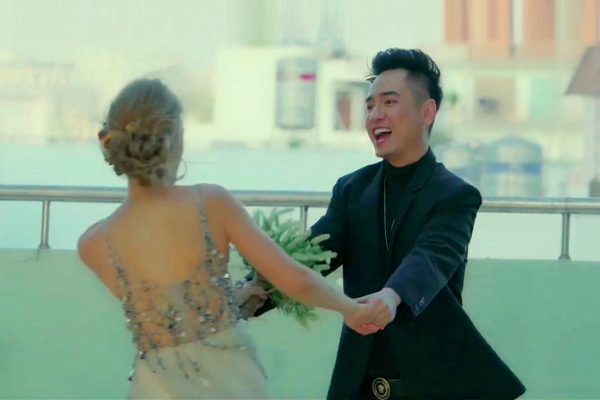 Việt Quang bất ngờ ‘cưới’ cô dâu Tây sau 10 năm vắng bóng